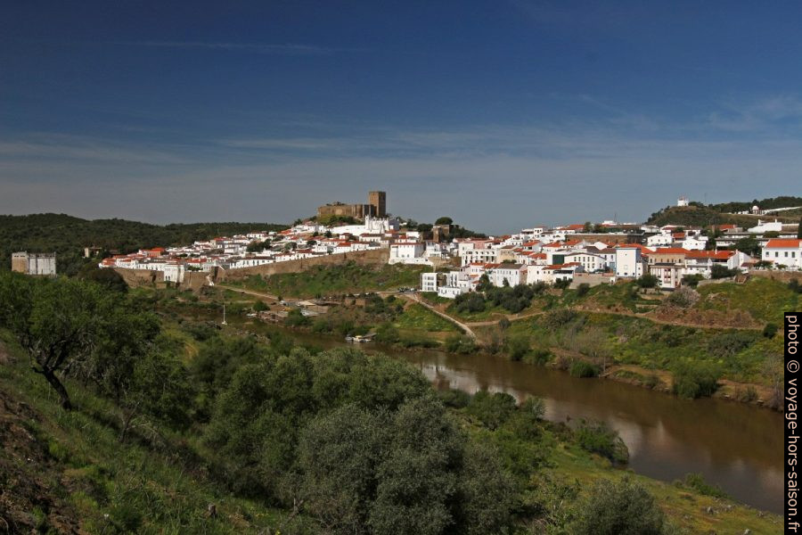 La ville blanche de Mértola en bordure du Guadiana. Photo © André M. Winter