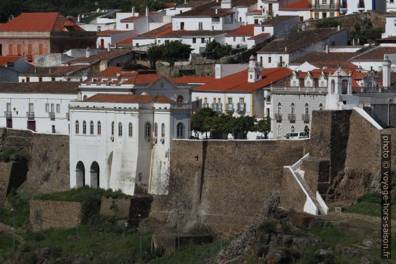 Maison intégrée dans les fortifications de Mértola. Photo © André M. Winter