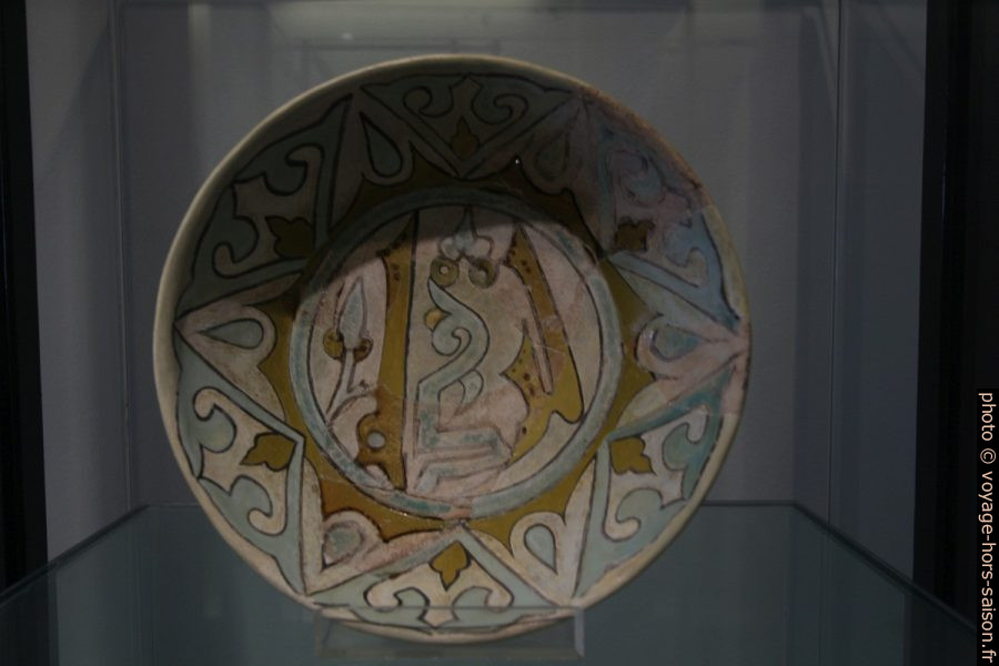 Assiette de l'époque arabe. Photo © André M. Winter