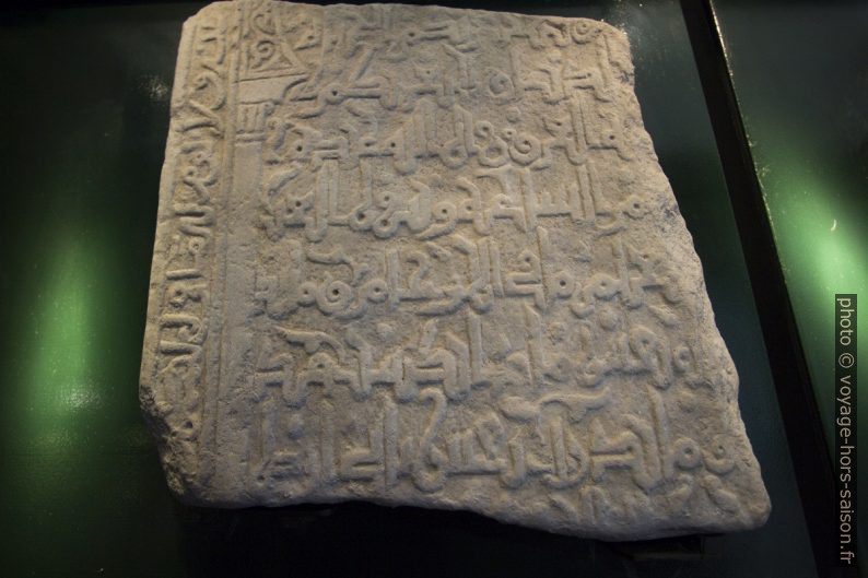 Fragment d'une plaque de pierre gravée d'écriture arabe. Photo © André M. Winter