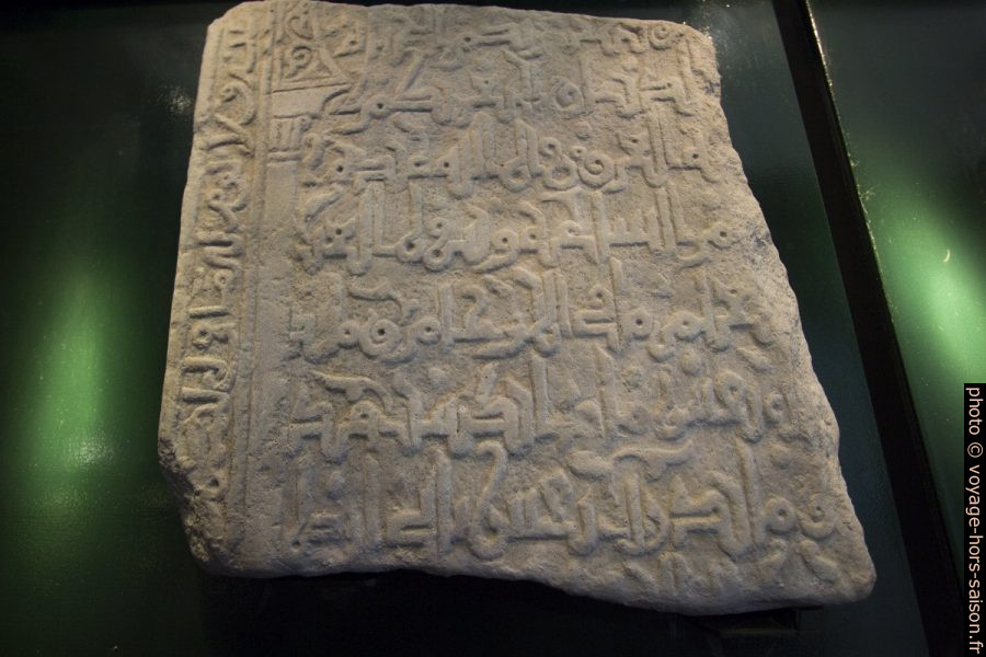 Fragment d'une plaque de pierre gravée d'écriture arabe. Photo © André M. Winter