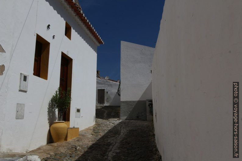 Ruelle sans circulation automobile dans Mértola. Photo © André M. Winter