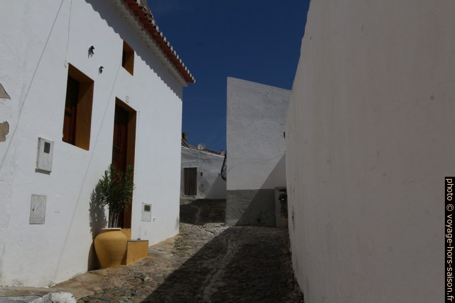 Ruelle sans circulation automobile dans Mértola. Photo © André M. Winter
