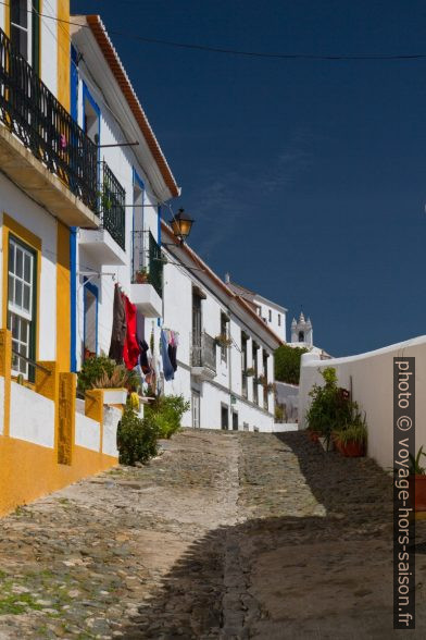 Ruelle de Mértola au soleil. Photo © Alex Medwedeff