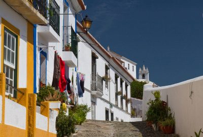 Ruelle de Mértola au soleil. Photo © Alex Medwedeff