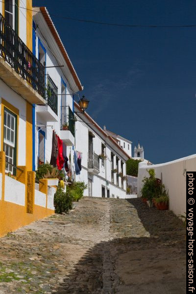 Ruelle de Mértola au soleil. Photo © Alex Medwedeff