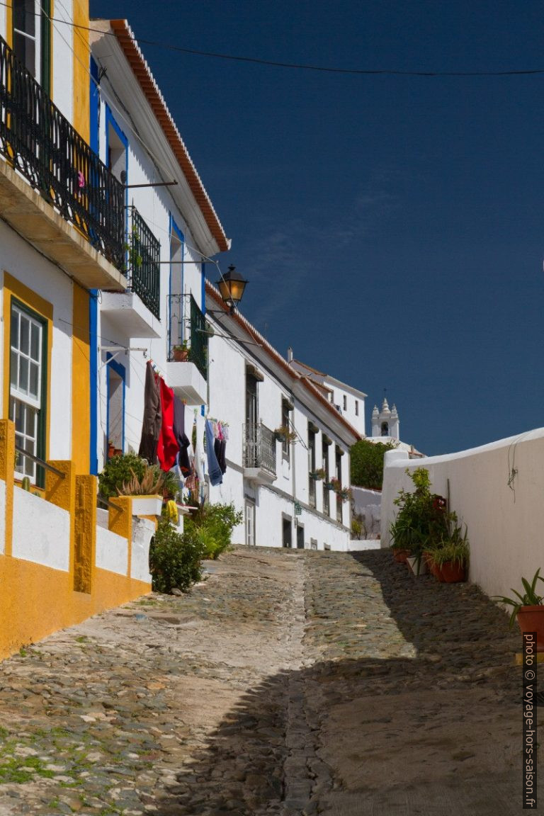 Ruelle de Mértola au soleil. Photo © Alex Medwedeff