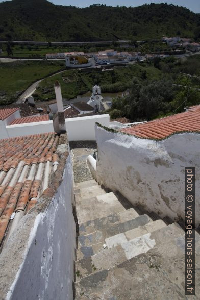 Escalier entre les maisons de Mértola. Photo © André M. Winter