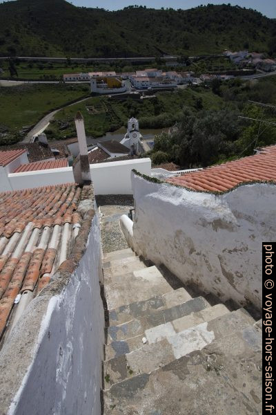 Escalier entre les maisons de Mértola. Photo © André M. Winter