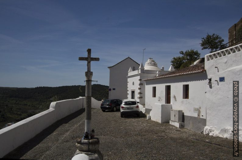 Parvis de l'église de Mértola. Photo © André M. Winter