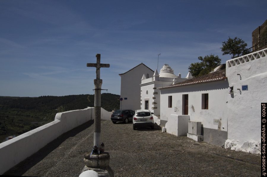 Parvis de l'église de Mértola. Photo © André M. Winter