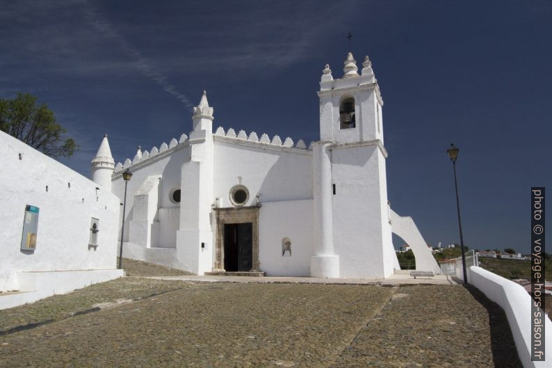 Église blanche de Mértola. Photo © André M. Winter