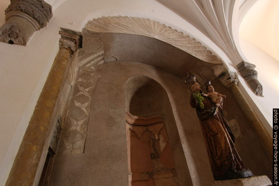 Madone catholique placée devant l'ancien mihrab dans l'église de Mértola. Photo © André M. Winter