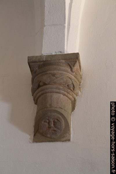 Tête sur un support d'arc de l'église de Mértola. Photo © Alex Medwedeff