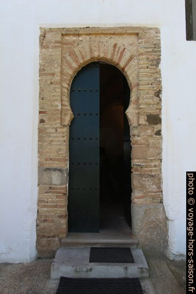 Porte avec arc en fer à cheval dans l'église de Mértola. Photo © André M. Winter