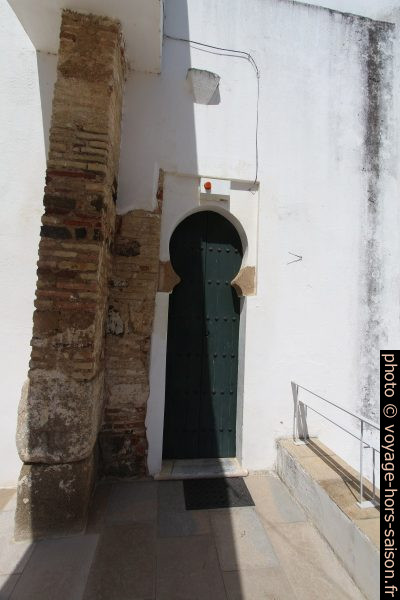 Porte avec arc en fer à cheval dans l'église de Mértola. Photo © André M. Winter