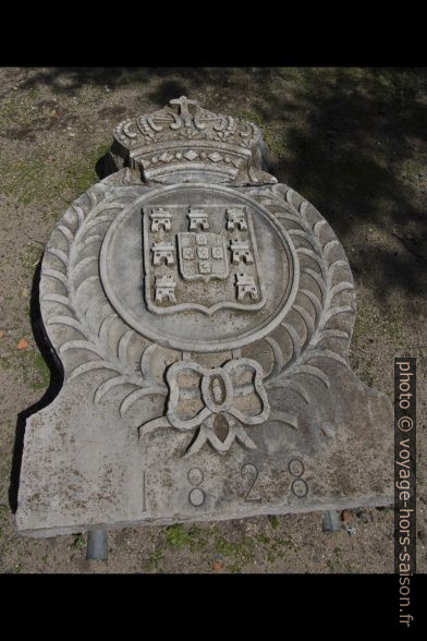 Blason portugais ciselé. Photo © André M. Winter