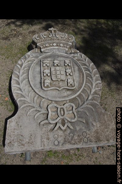 Blason portugais ciselé. Photo © André M. Winter