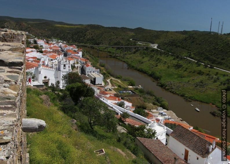 Mértola entre son château et le Guadiana. Photo © André M. Winter