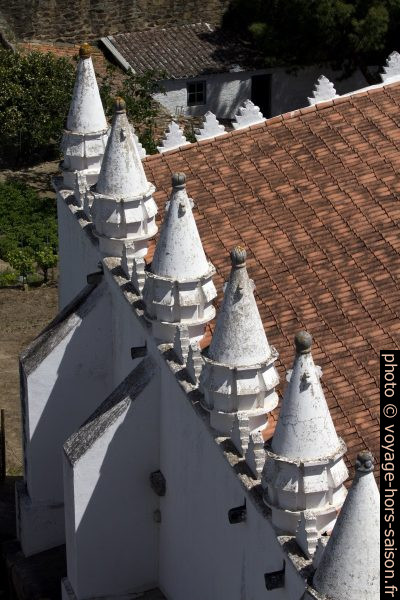 Tourelles en bordure du toit de l'Igreja Matriz. Photo © André M. Winter