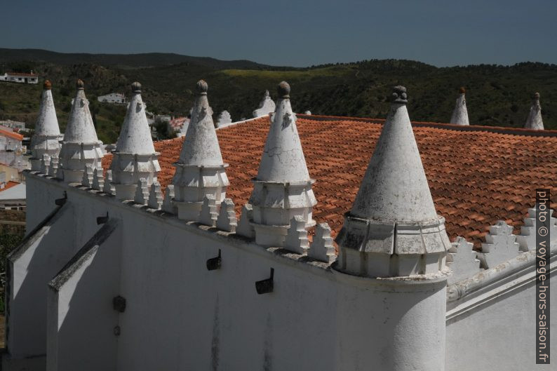 Tourelles en bordure du toit de l'église de Mértola. Photo © Alex Medwedeff