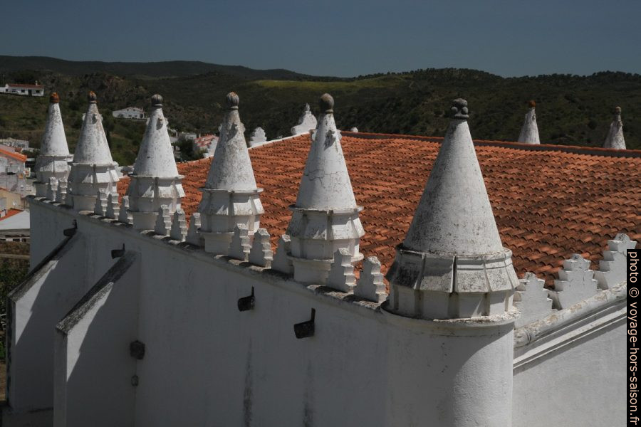 Tourelles en bordure du toit de l'église de Mértola. Photo © Alex Medwedeff