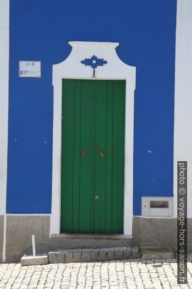 Porte verte dans une maison bleue. Photo © Alex Medwedeff