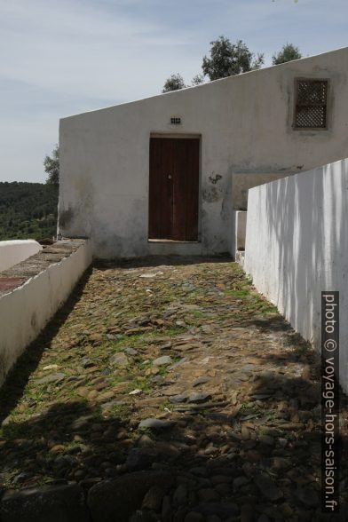 Ruelle pavée grossièrement à Mértola. Photo © Alex Medwedeff