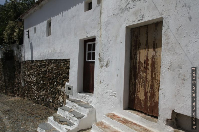 Maisons à Mértola. Photo © Alex Medwedeff