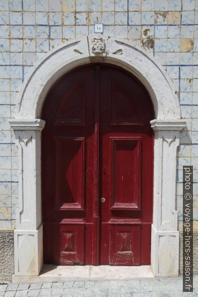 Une porte rouge à Mértola. Photo © Alex Medwedeff