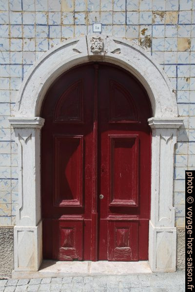 Une porte rouge à Mértola. Photo © Alex Medwedeff
