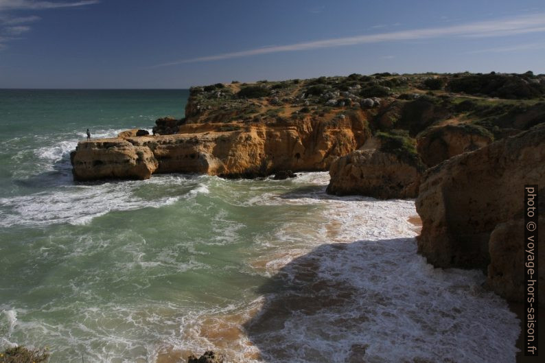 Cap à l'ouest de la Praia dos Arrifes. Photo © Alex Medwedeff