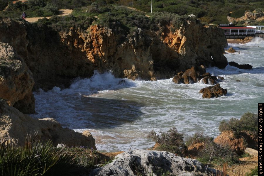 La mer se déchaîne sur les rochers de la Baía dos Arrifes. Photo © Alex Medwedeff