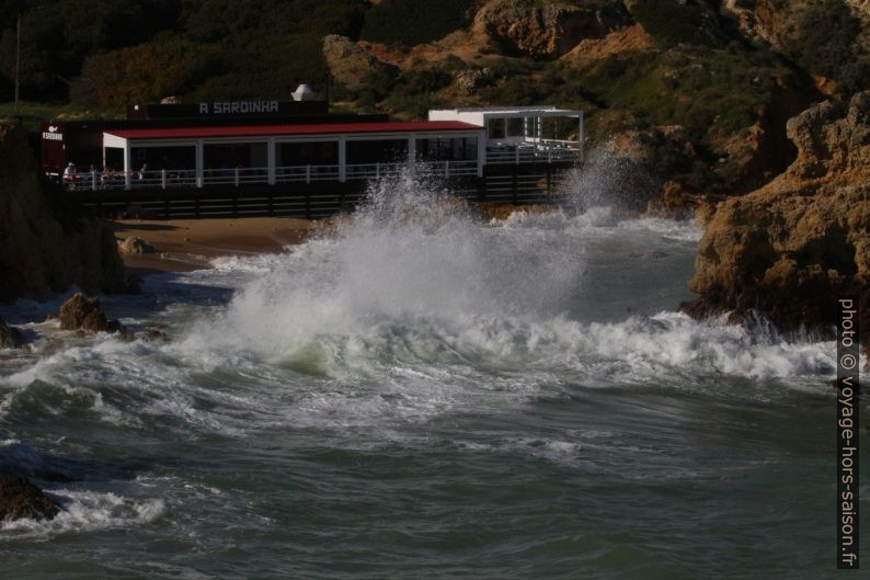 Le Restaurant A Sardinha approché par les vagues. Photo © André M. Winter