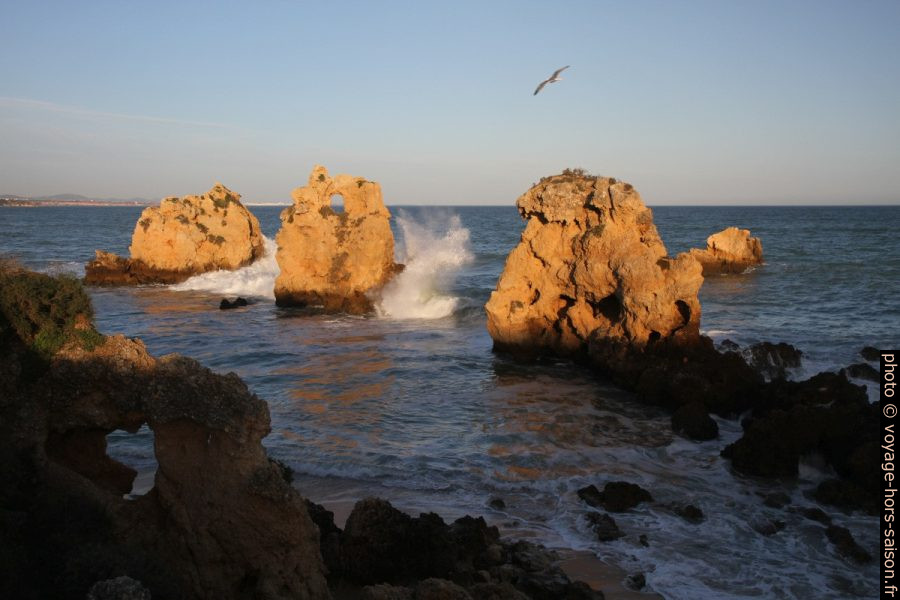 Vagues et coucher de soleil sur les rochers devant la Praia dos Arrifes. Photo © Alex Medwedeff