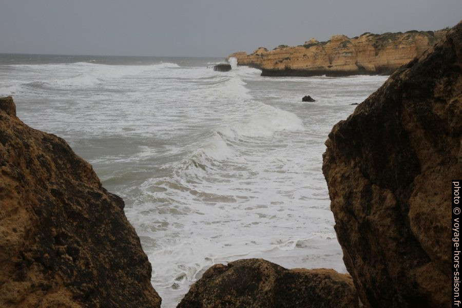 Vagues à l'avant de la Praia de São Rafael. Photo © Alex Medwedeff