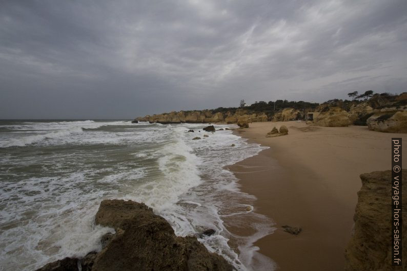 Vagues à la Praia de São Rafael. Photo © André M. Winter