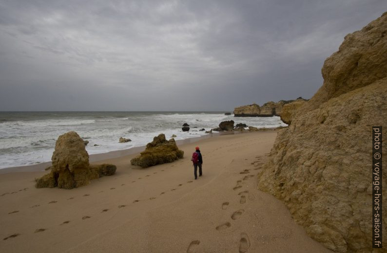 Nous avançons sur la Praia do São Rafael. Photo © André M. Winter