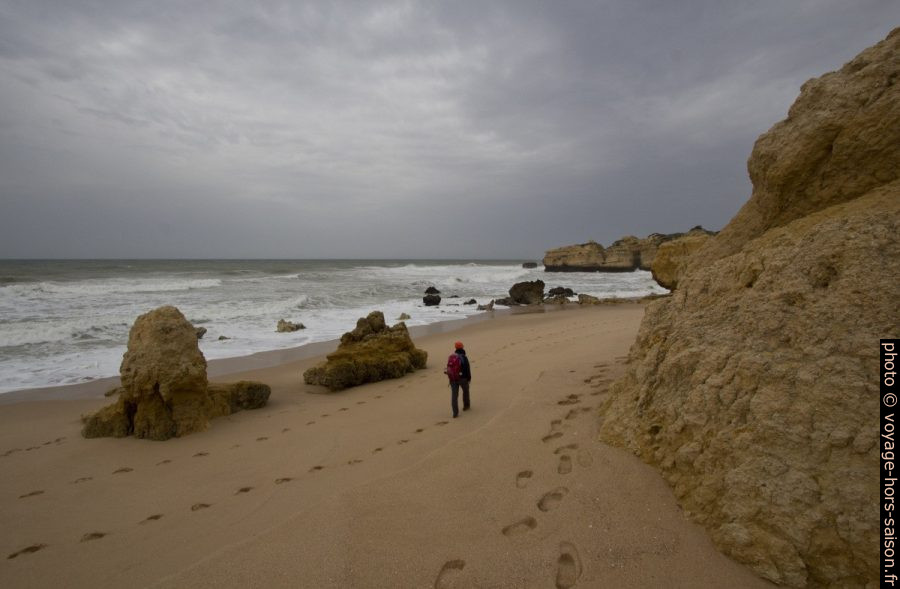 Nous avançons sur la Praia do São Rafael. Photo © André M. Winter
