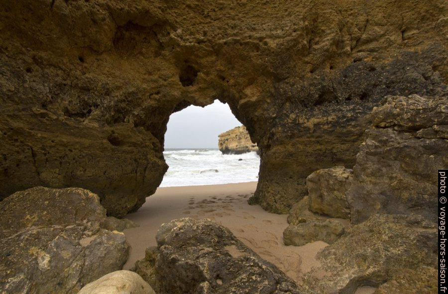 Trou dans un rocher de la Praia do São Rafael. Photo © André M. Winter