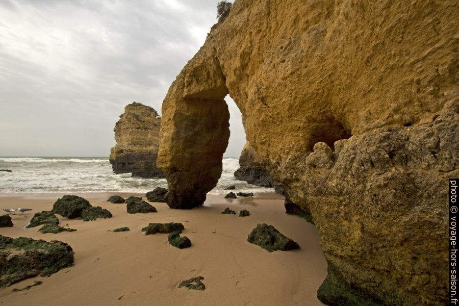 Arche naturelle instable à la Praia do São Rafael. Photo © André M. Winter