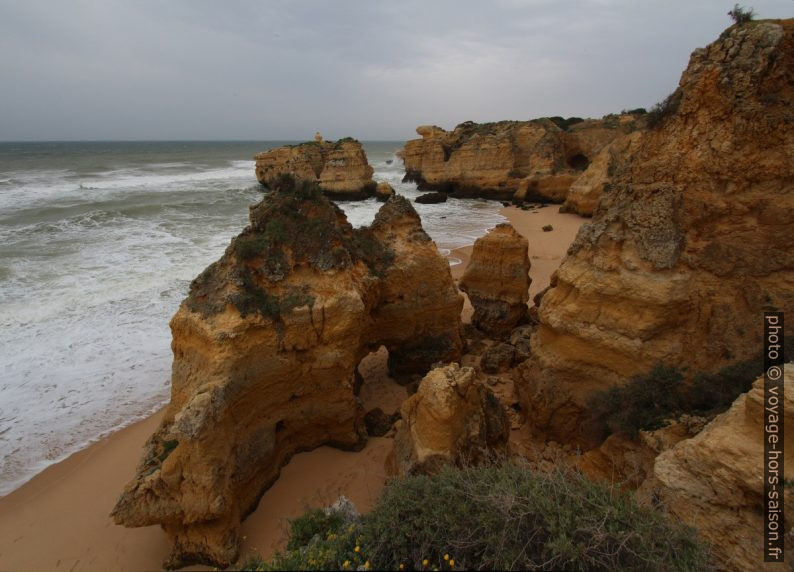 Rochers escarpés de la Praia do São Rafael. Photo © André M. Winter