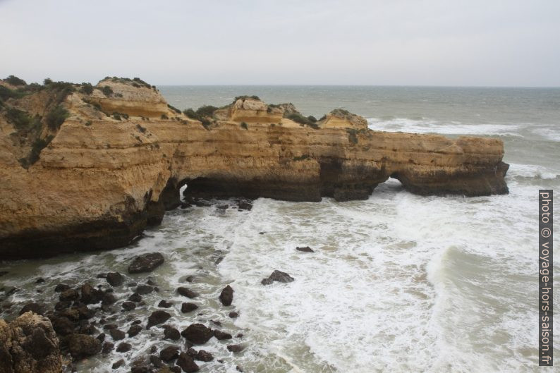 Côte rocheuse avec plusieurs arches naturelles. Photo © Alex Medwedeff