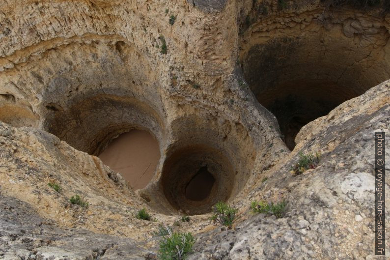 Cylindres karstiques de la côte de l'Algarve ouverts en bas. Photo © André M. Winter