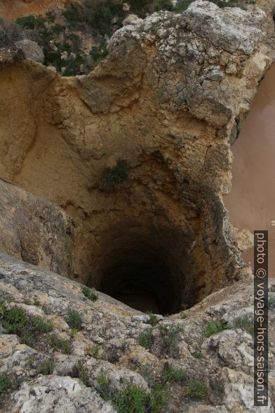 Cylindre karstique de l'Algarve ouvert en bas. Photo © André M. Winter