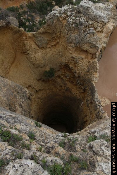 Cylindre karstique de l'Algarve ouvert en bas. Photo © André M. Winter