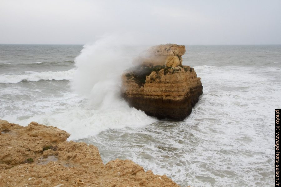 Rocher fouetté par les vagues à l'Algarve en hiver. Photo © Alex Medwedeff