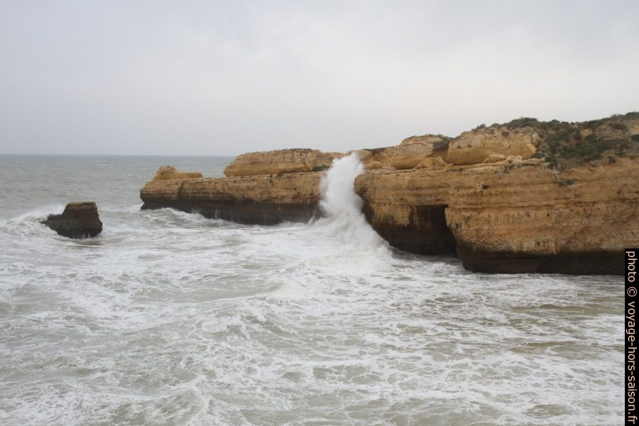 Fortes vagues sur un cap rocheux de l'Algarve en hiver. Photo © Alex Medwedeff