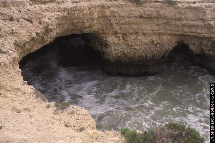Passage naturel formé par la mer sur la côte de l'Algarve. Photo © Alex Medwedeff