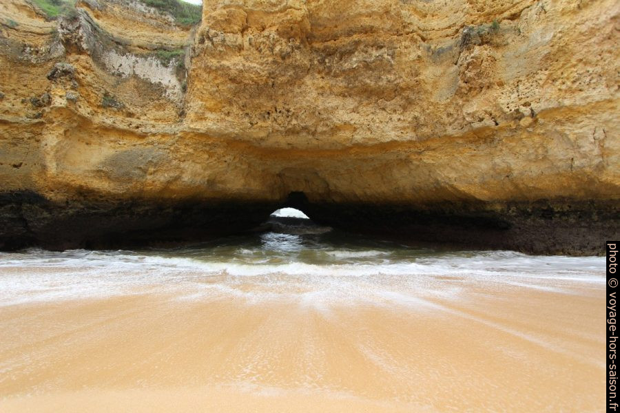 Arche naturelle de la Praia Secreta donnant sur la mer. Photo © André M. Winter